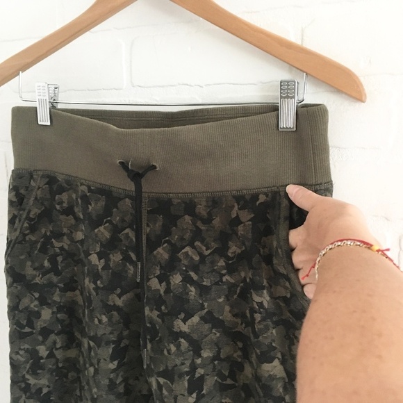 Lululemon Women Track pants Army Green Camo print Y2K Full Zip leg Pockets 6 - Picture 6 of 16